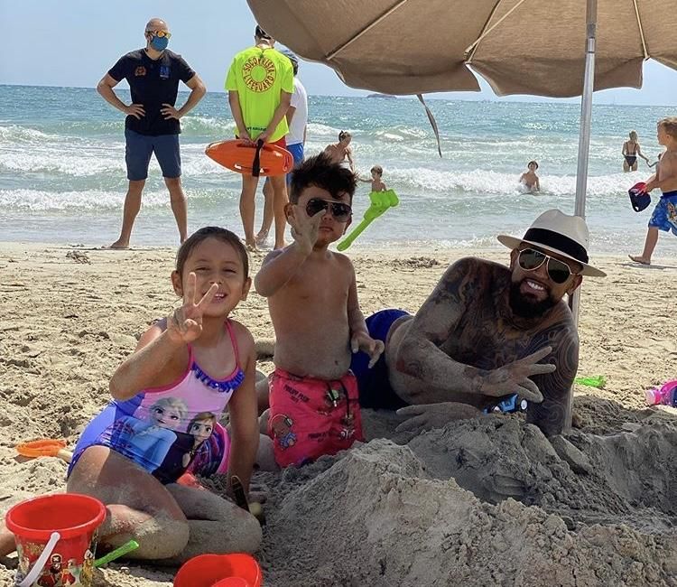 Arturo Vidal, jugador del Barcelona, pasa unos días junto a sus hijos y con Sonia Isaza, su pareja, en la isla.