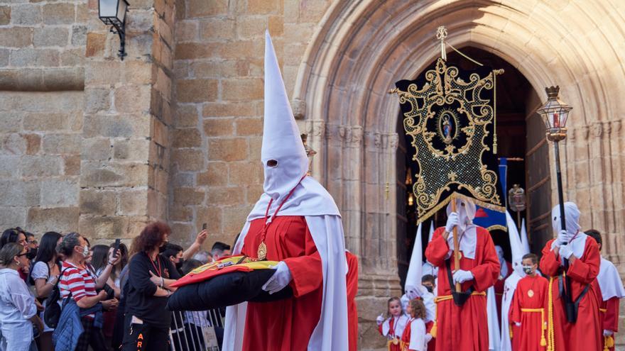 Los tres estilos de carga en la Semana Santa de Cáceres - El Periódico  Extremadura