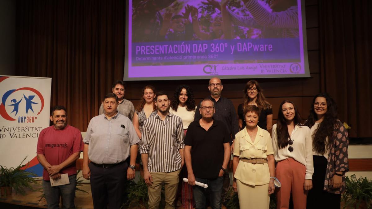 Miembros del equipo, junto a la rectora de la UV, Mavi Mestre.