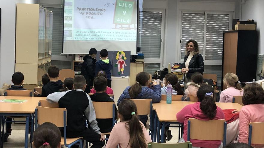 La psicóloga sanitaria María José Galiano durante el desarrollo de uno de los talleres educativos.