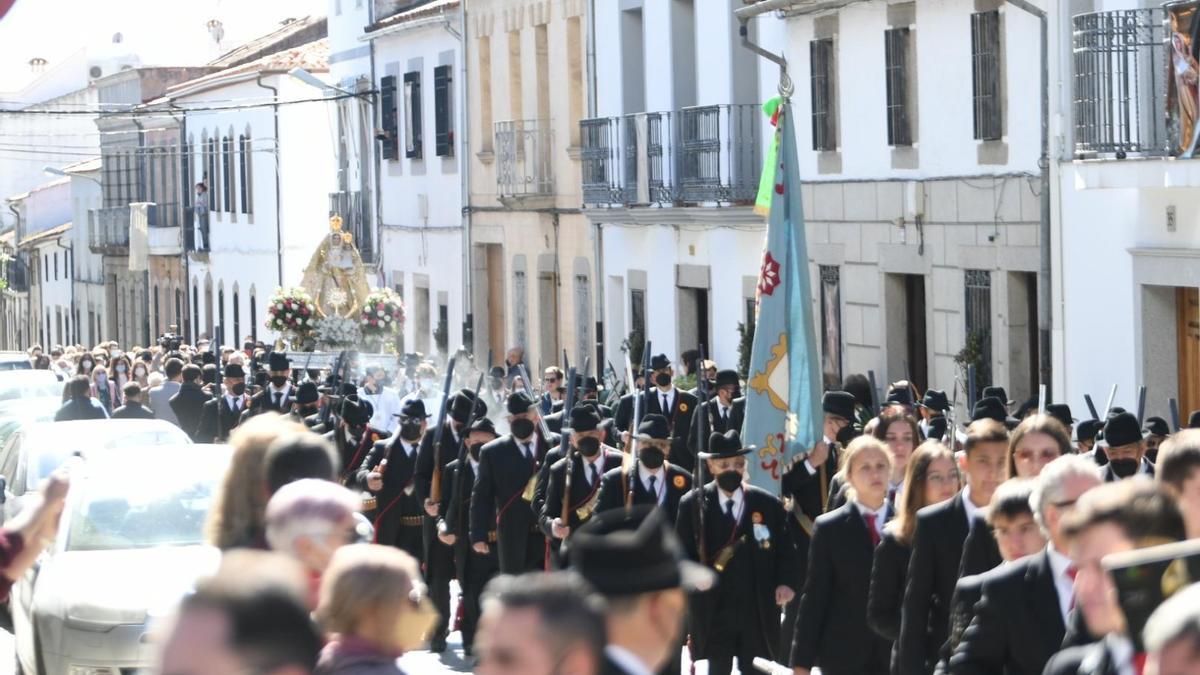 Instante de la procesión de la patrona, acompañada por fieles.