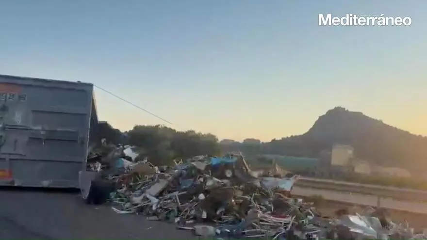 Accidente de un camión articulado en la AP-7 a la altura de Almenara