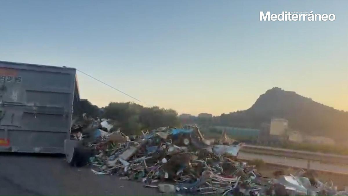 Accidente de un camión articulado en la AP-7 a la altura de Almenara