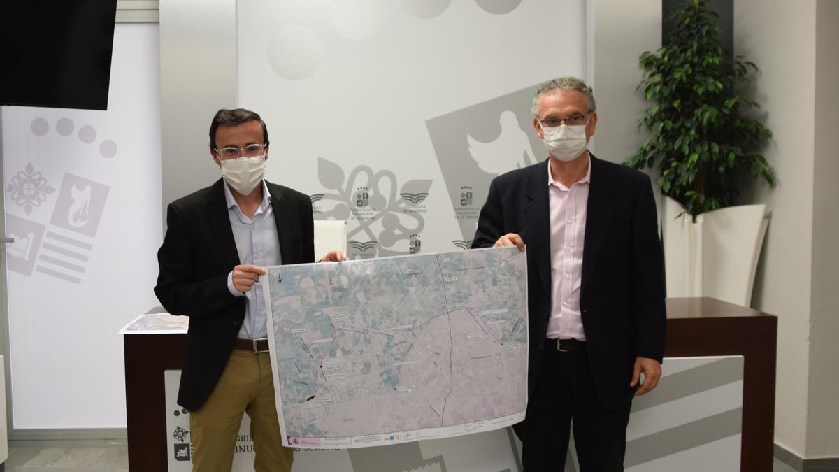 Los alcaldes de Villanueva y Don Benito con el plano del proyecto de la depuradora.