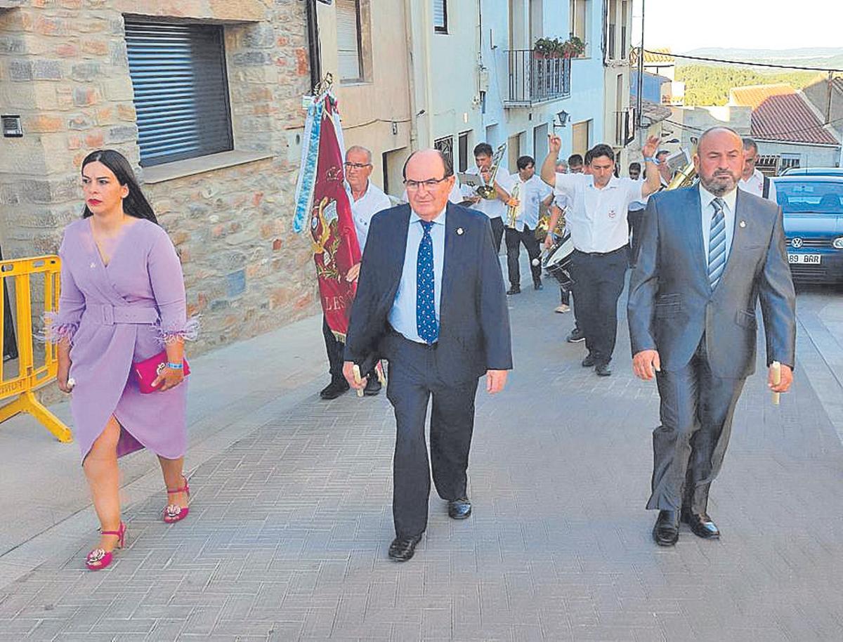 La Unión Musical Santa Cecilia, fiel al acto procesional, tras las autoridades.