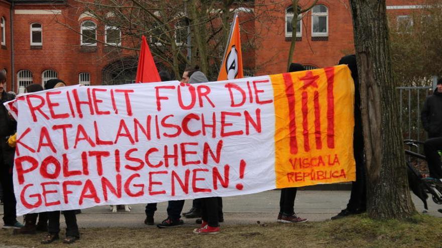 Cartell en alemany on s&#39;hi llegeix &#39;Llibertat pels presos polítics catalans&#39;