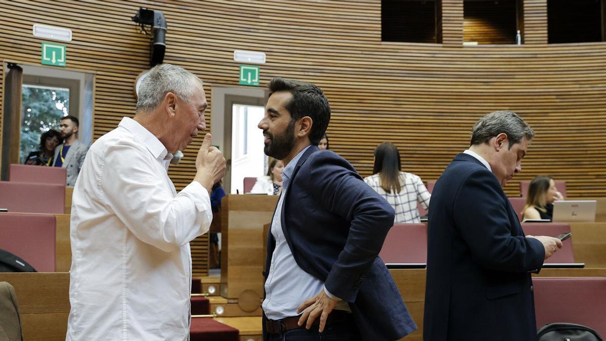 Joan Baldoví (Compromís), José Muñoz (PSPV) y José María Llanos (Vox), en las Corts.