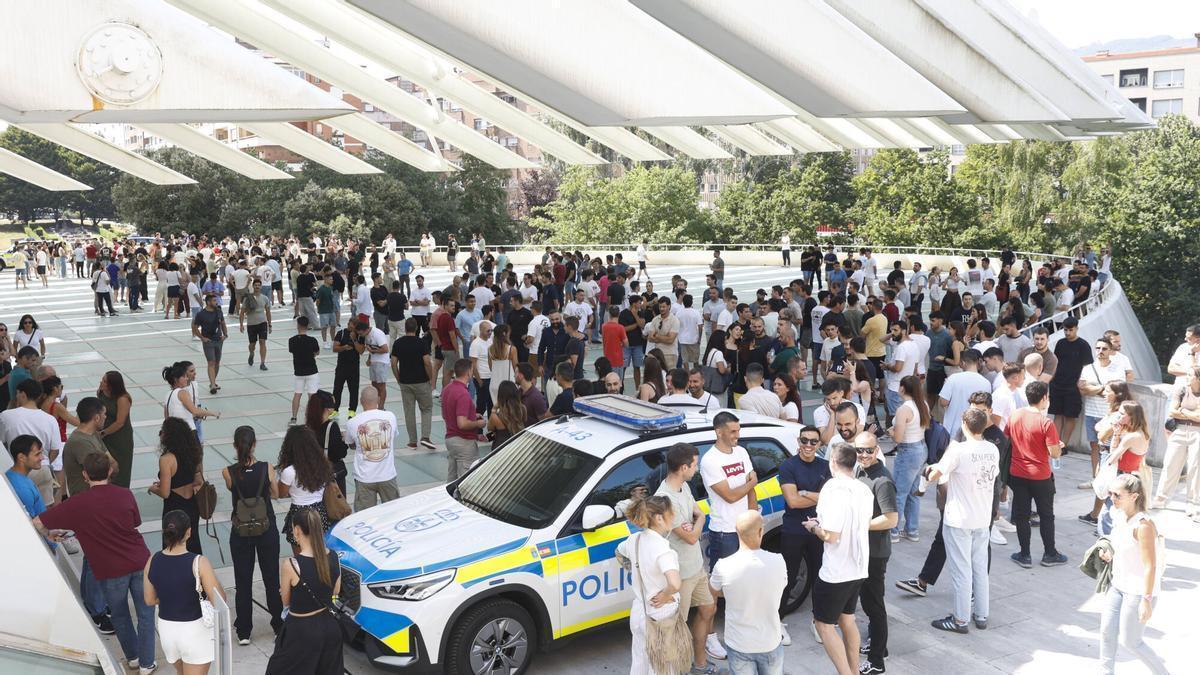 Los aspirantes antes del examen en el exterior del Calatrava.