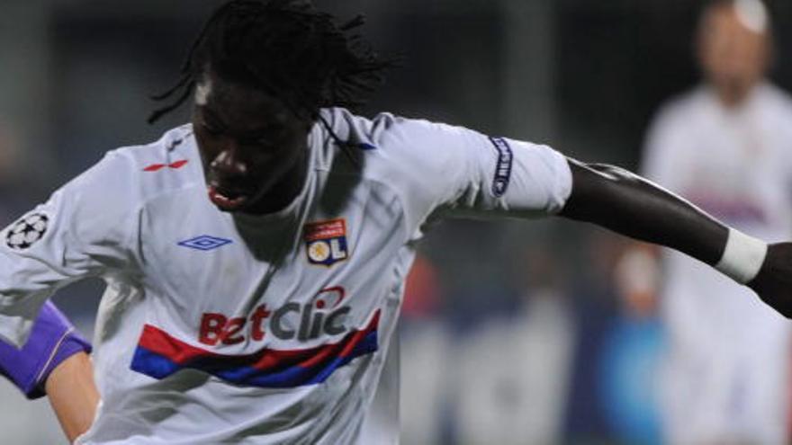 El delantero del Olympique de Lyon Bafétimbi Gomis.