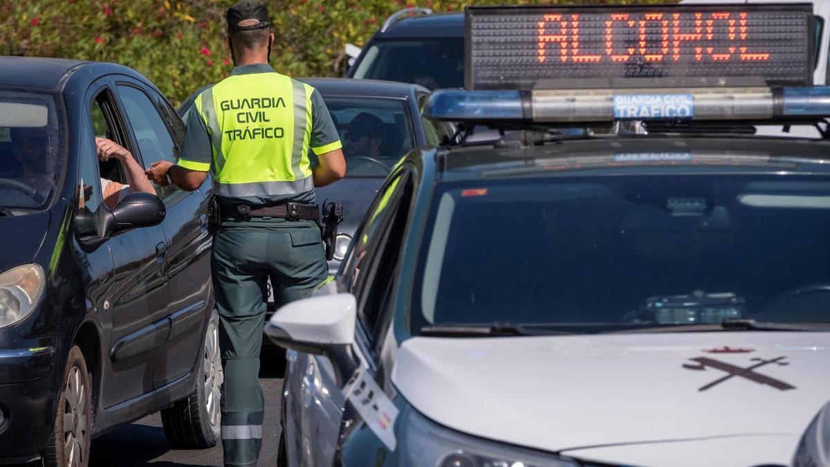 Agentes de la Guardia Civil realizan un control en una imagen de archivo.