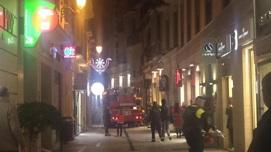 Ls bomberos  han acordonado y cortado la calle para poder actuar.