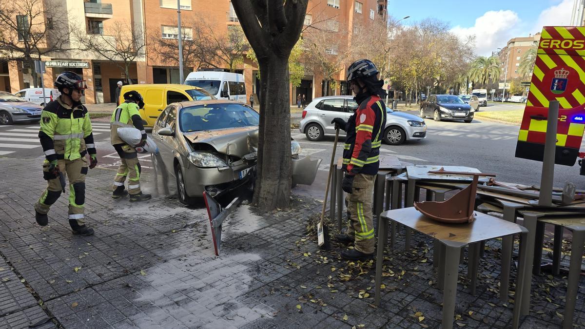 Un coche invade la acera y se empotra contra un árbol frente a la rotonda de los Corazones de Badajoz