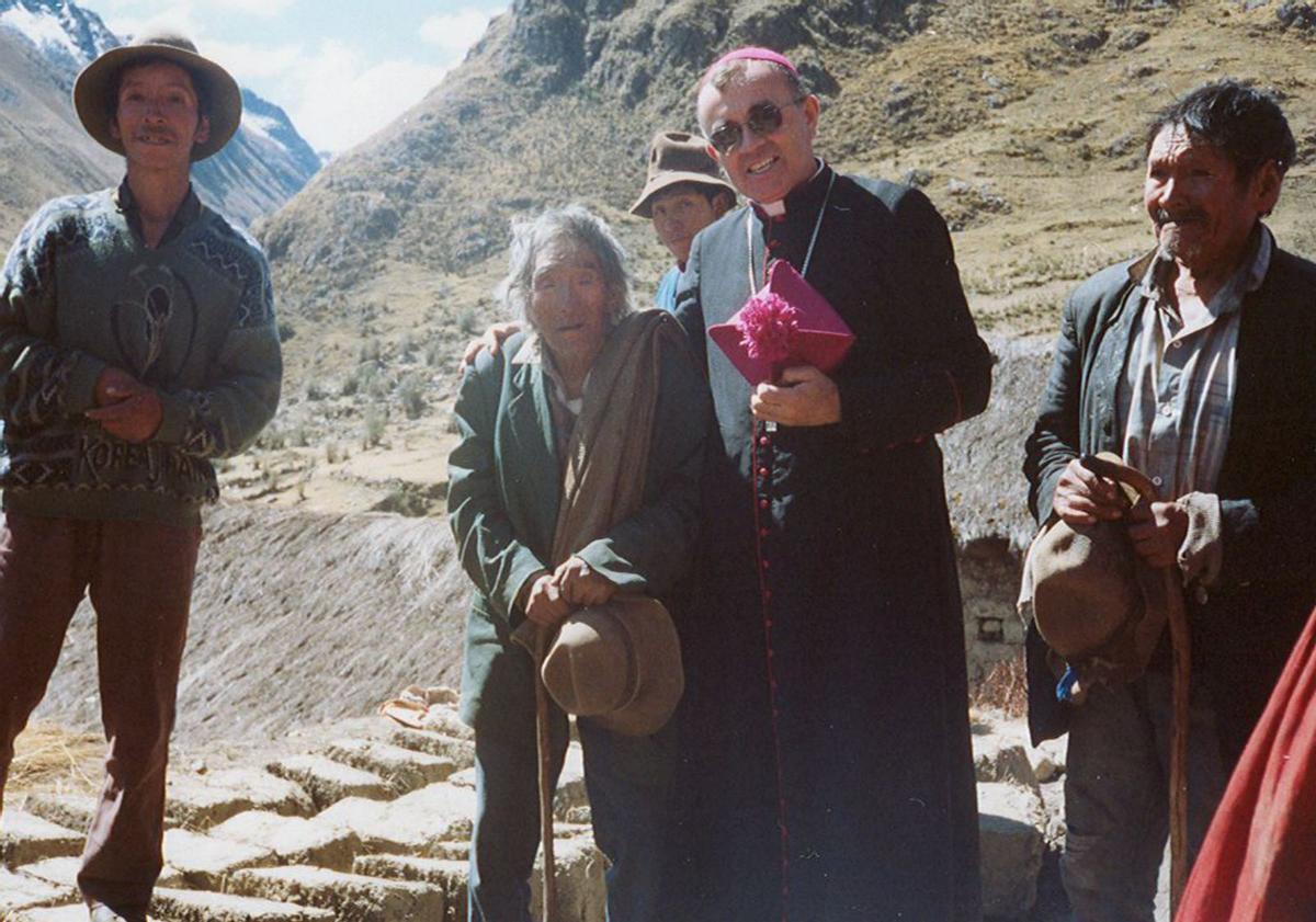El obispo gallego, con un
voluntario médico que viajó de
España a Perú para cooperar.