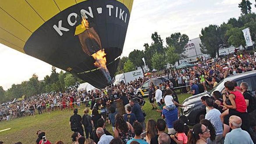 Un globus de Kon-tiki va volar ahir amb la tela foradada