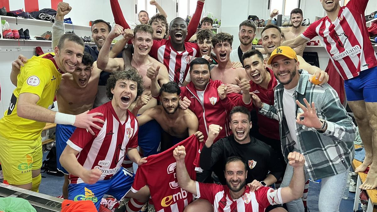 Los jugadores de la UD Barbastro celebran su tercera victoria consecutiva.