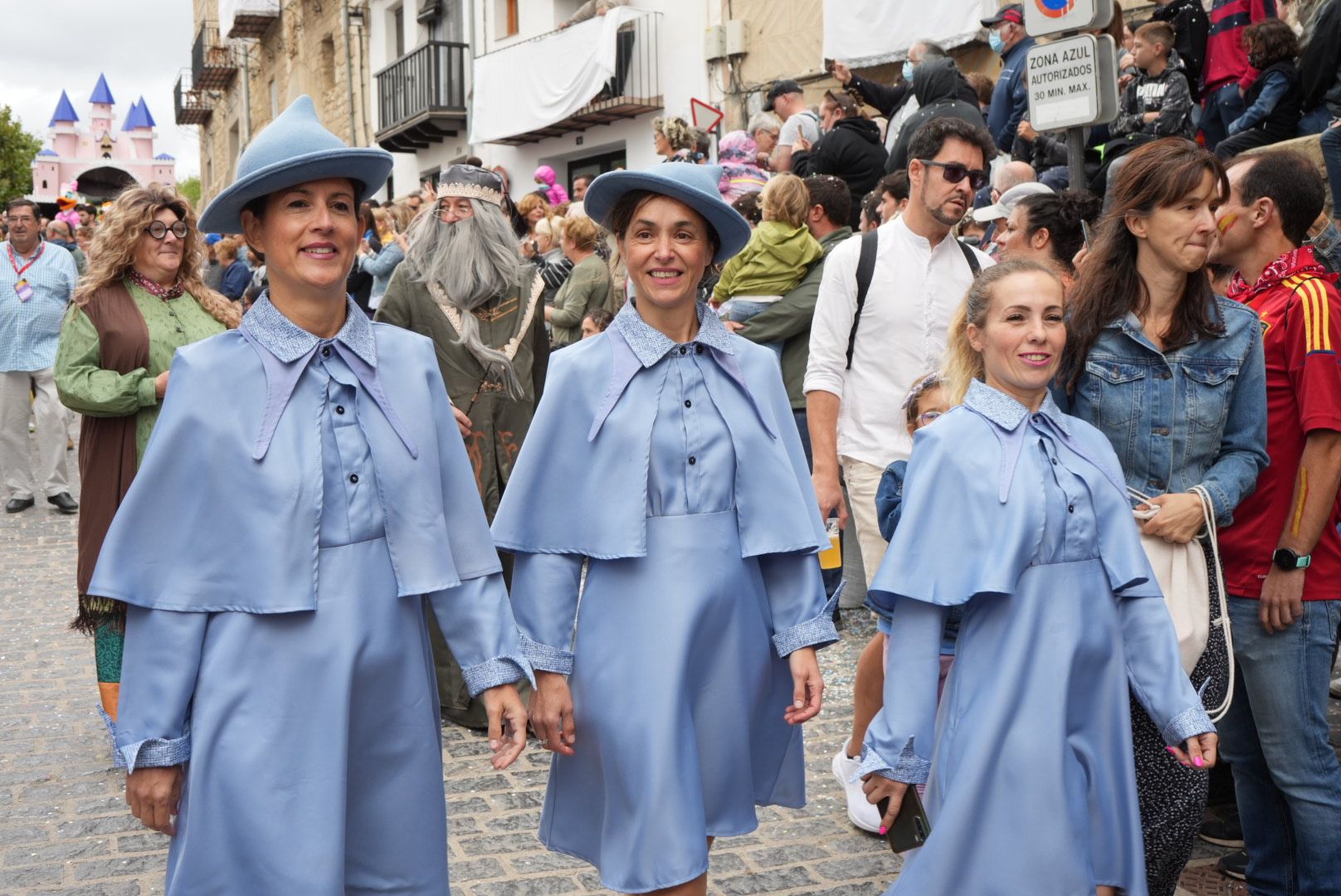 Batalla de confeti y desfile de carrozas en el Anunci de Morella