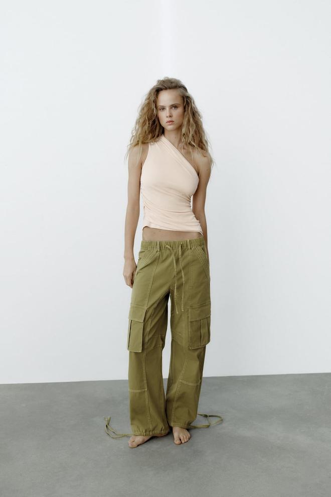 Pantalón cargo con costuras
