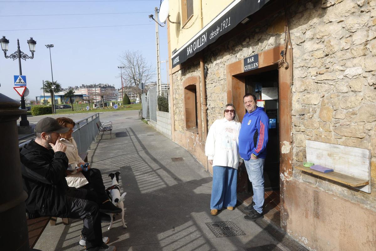 Leticia Posada y Rolando Fernández, a la puerta del Bar Guillén.
