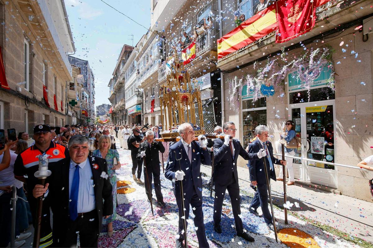 Ponteareas celebra la procesión del Corpus Christi con 35 alfombras florales Ponteareas celebra la procesión del Corpus Christi con 35 alfombras florales