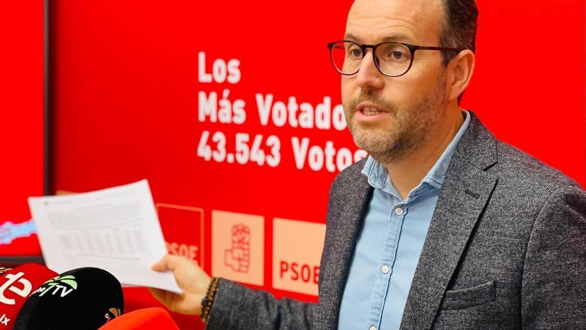 El portavoz del PSOE en Elche, Héctor Díez, con las diez medidas para el Plan de Empleo