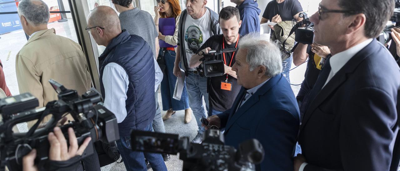 Alfonso Rus llega a la Ciudad de la Justicia junto a su abogado, Emilio Pérez Mora, el primer día del juicio.