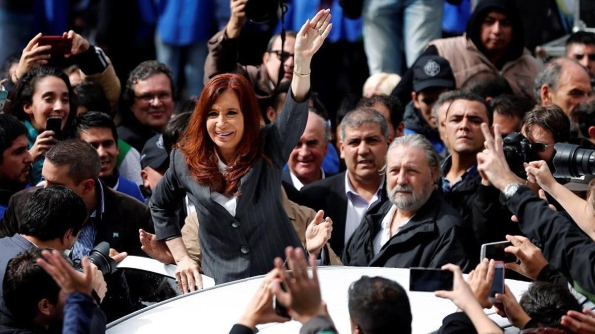 Cristina Fernández de Kirchner rodeada de sus seguidores tras abandonar el tribunal.