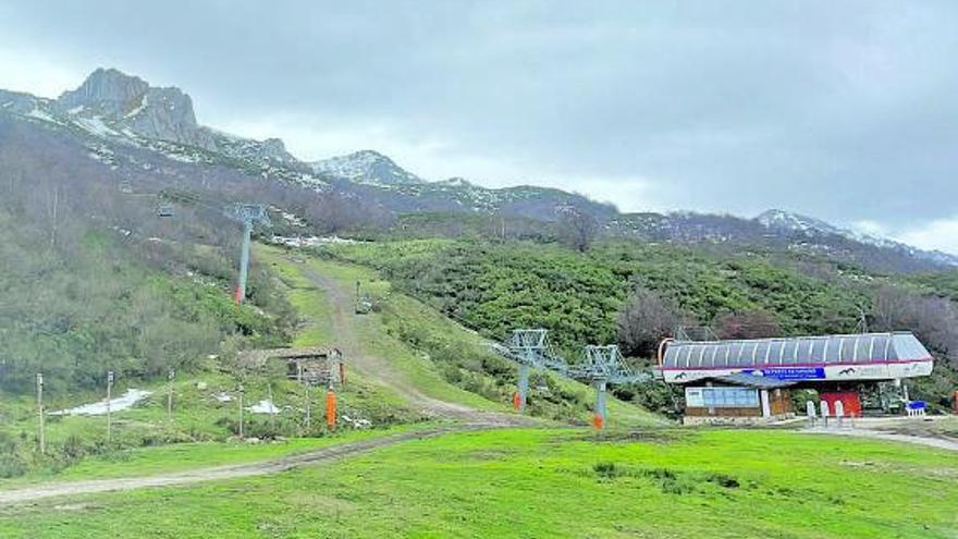 La estaciones, todavía &quot;verdes&quot;: la falta de nieve impedirá estrenar este viernes la temporada de esquí en Asturias