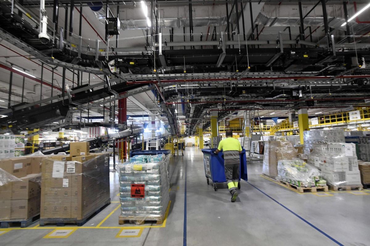 Así es por dentro el centro logístico de Amazon en Murcia