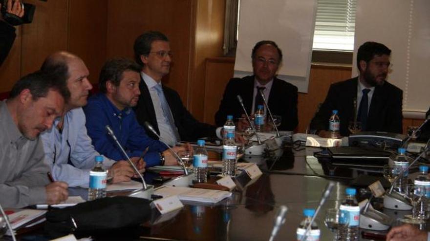 A la izquierda, los representantes de CC OO, en la reunión de la pasada semana con el secretario de Energía, al fondo.