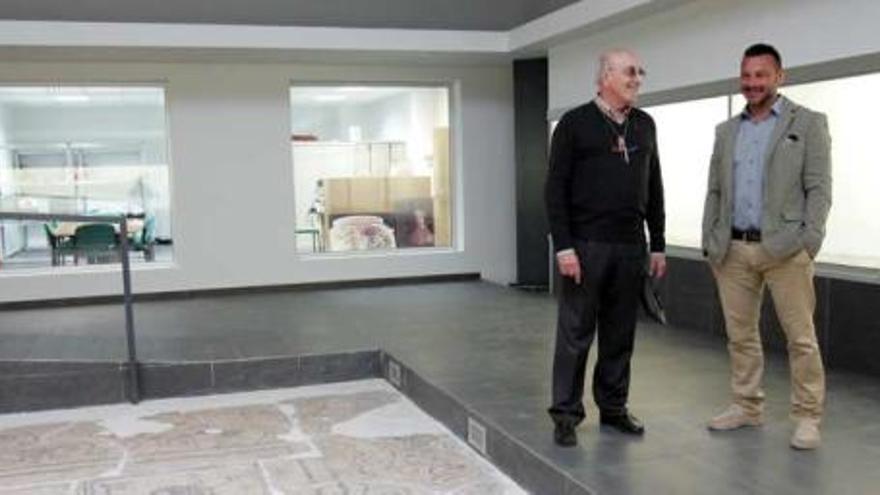 El arquitecto ilicitano Antonio Serrano Bru, que ha realizado el proyecto, y el subdirector de la Fundación La Alcudia, Alejandro Ramos, en una de las salas del nuevo museo.