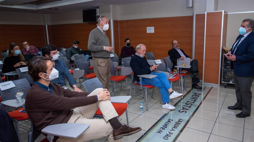 Momento de la jornada en la que se abrió un debate durante la exposición del doctor José V. Sanz