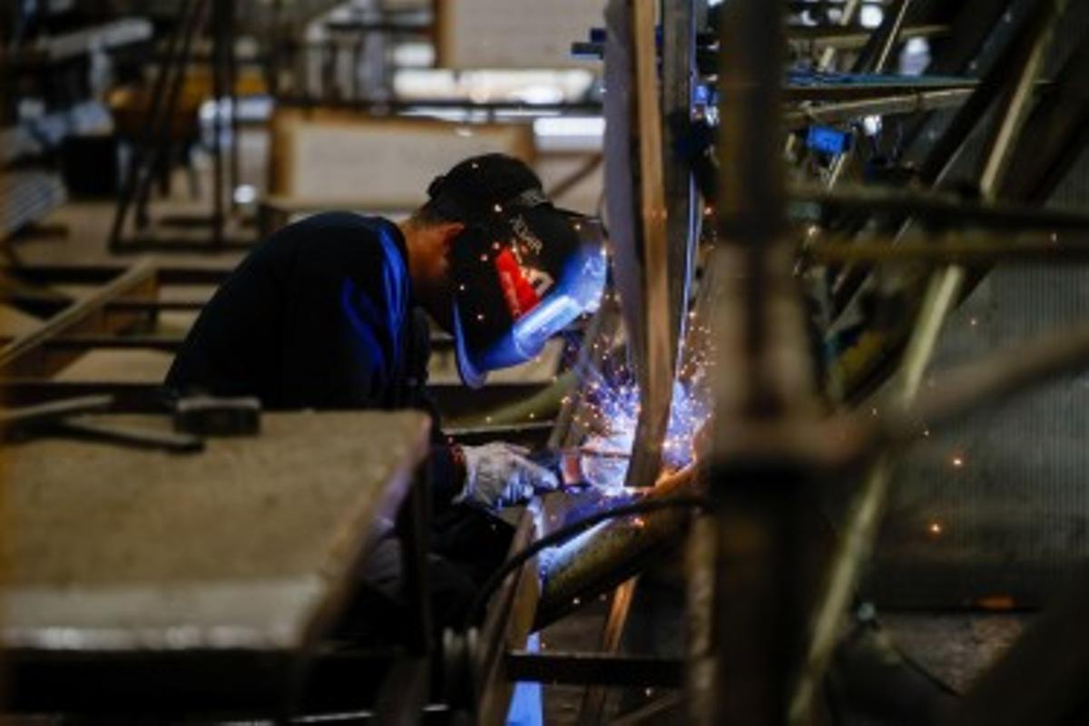 Talleres de Ayats, donde se fabrican las guaguas de dos pisos que empezarán a operar ahora en Tenerife