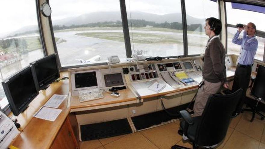 Vista de la pista del aeropuerto de Vigo desde el interior de la torre de control // Marta G.Brea