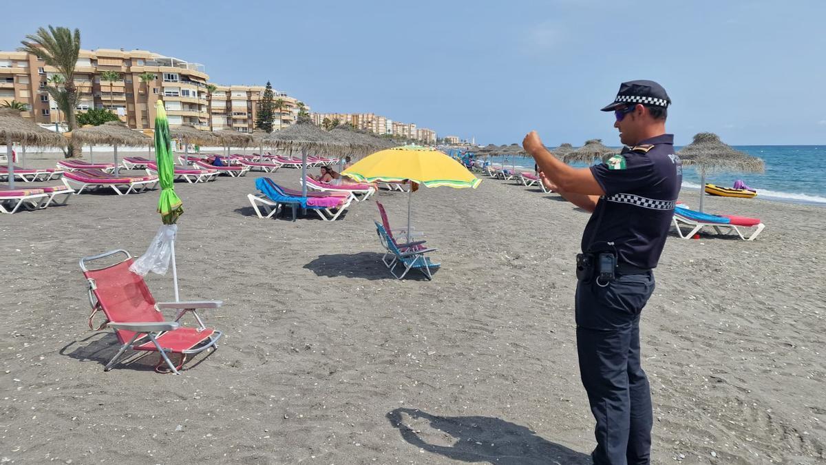 Multas de hasta 300 euros por dejar la sombrilla en la playa sin estar  presente