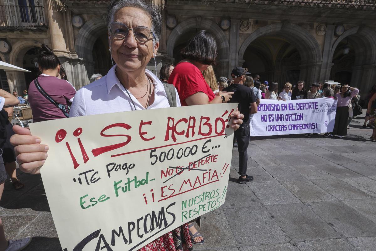 Instante de una protesta convocada en Salamanca contra Rubiales y en apoyo de Hermoso.