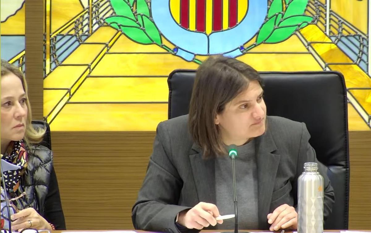 La alcaldesa de Carlet, Laura Sáez, durante el pleno del 30 de marzo.