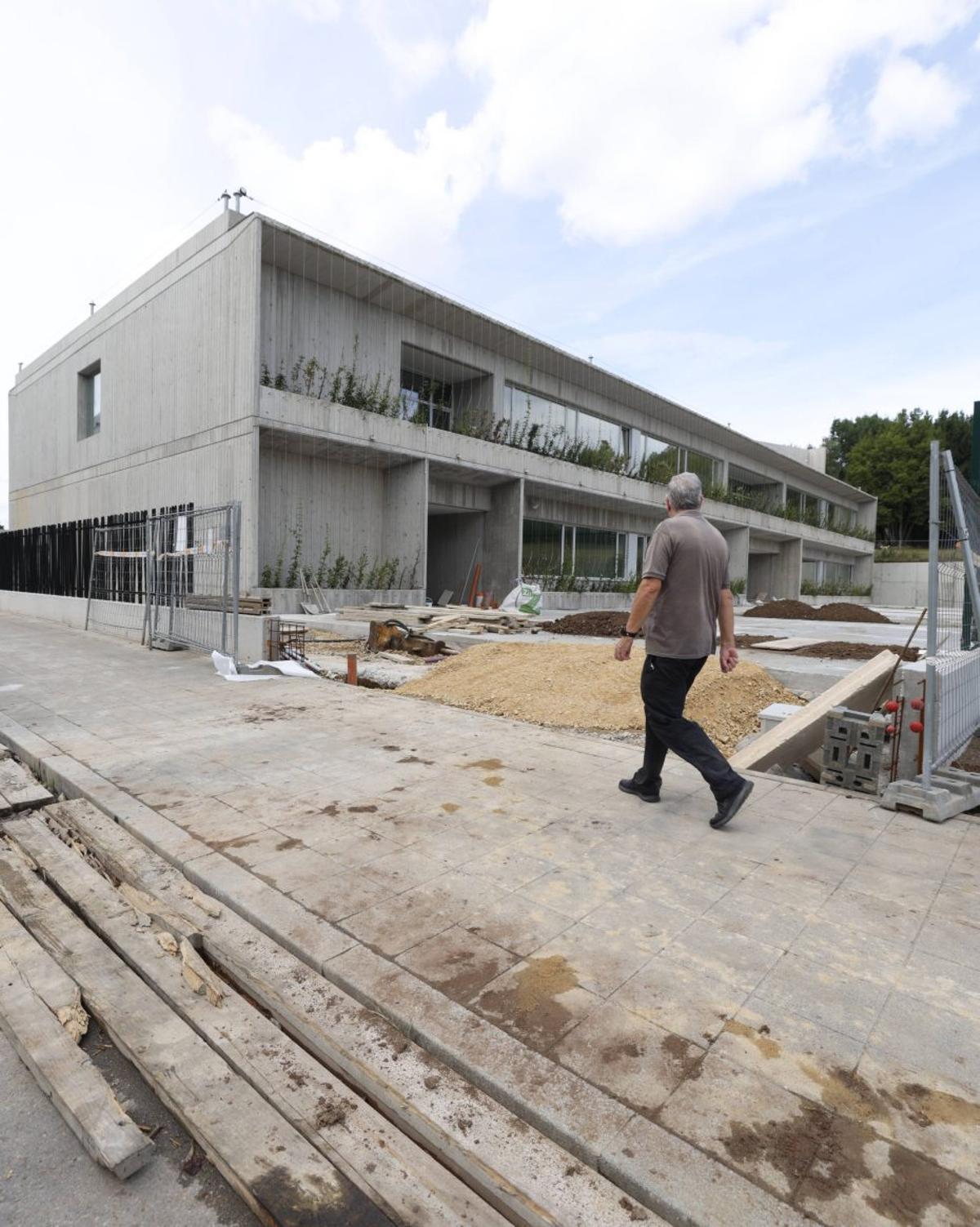 Otra de las fachadas del centro educativo. | LUISMA MURIAS