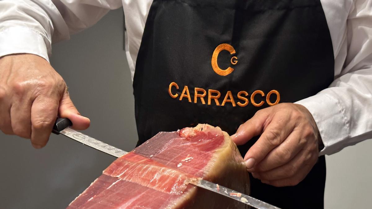 Corte a mano del jamón de edición limitada curado durante cinco años.