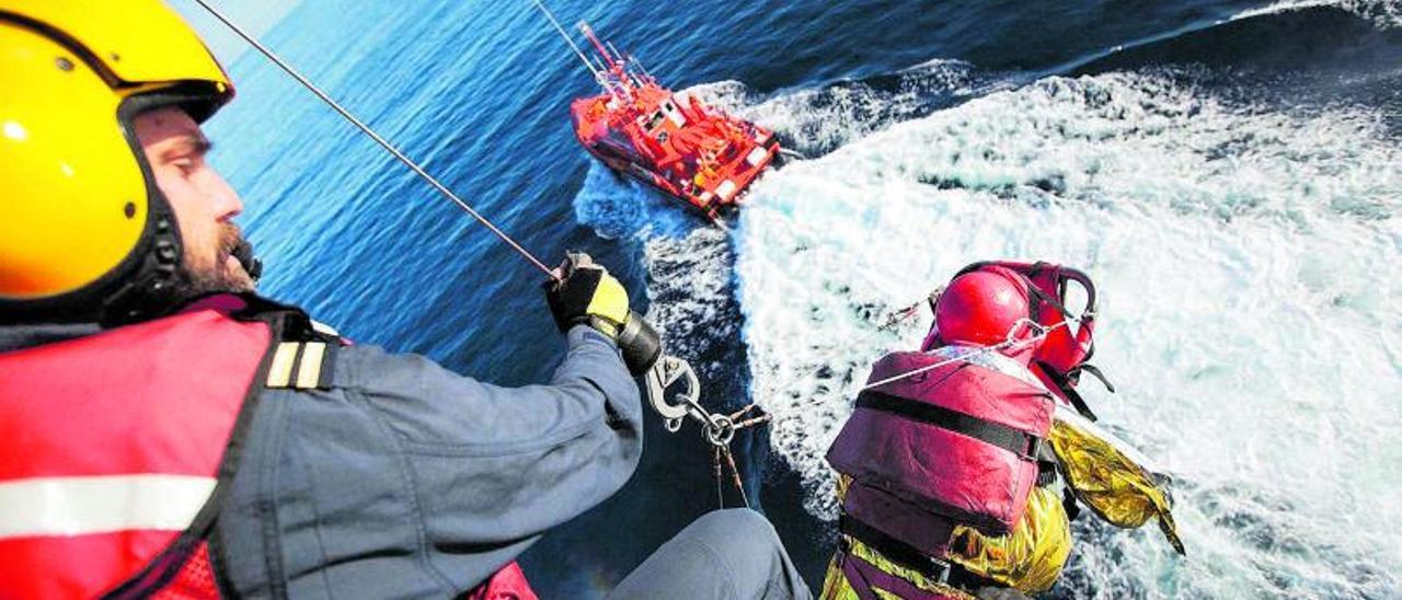 Simulacro de rescate de un ahogado en el mar frente a las costas de Tenerife. | | CARSTEN W. LAURITSEN