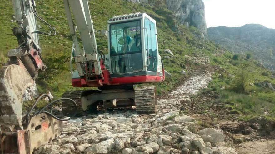 Trabajos en el acceso a Las Mantegas, en Onís, ayer.