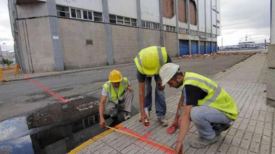 Mediciones a última hora de ayer para vallar el edificio y poder reabrir Beiramar.  // J. Santomé