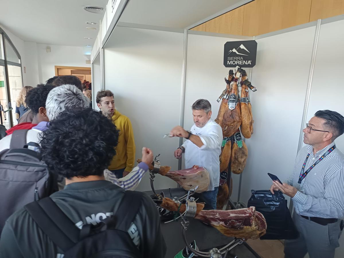 El jamón serrano, un clásico en encuentros como el de la UIB