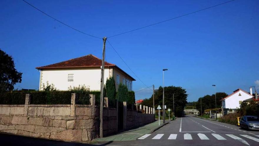 El accidente se produjo en el lugar de O Porrelo, próximo al núcleo de O Mosteiro, en Meis. // Iñaki Abella