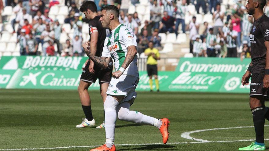 José Antonio Reyes celebra el único gol que anotó con el Córdoba CF, en la 17-18, en El Arcángel.