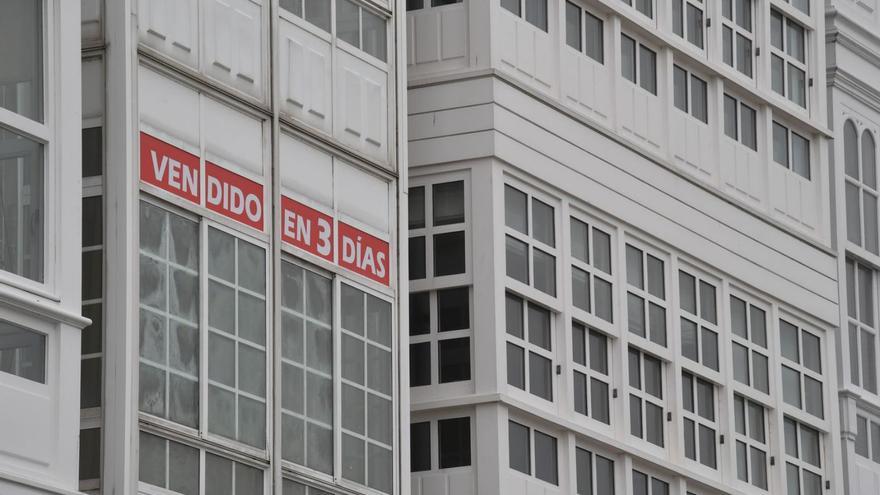 Cartel de un piso vendido en tres días en A Coruña. |   // VÍCTOR ECHAVE