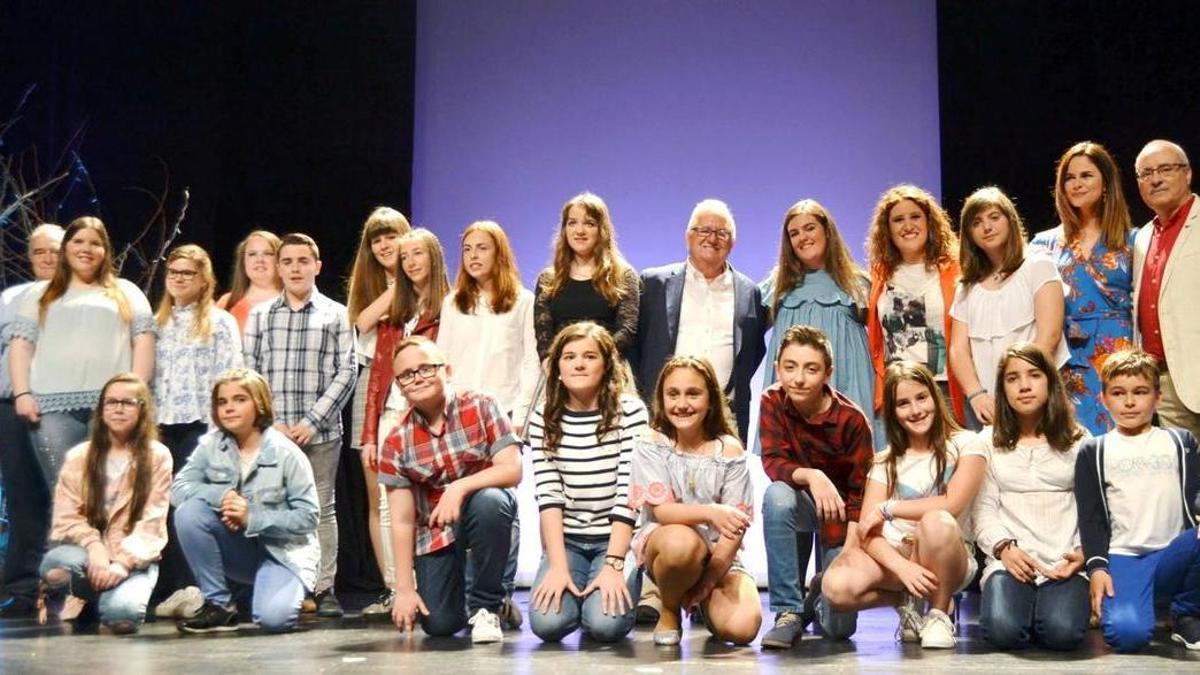 Jóvenes participantes en el festival de tonada para mozos en Mieres.