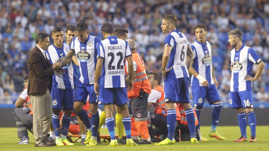 Joselu se lesiona la rodilla derecha en su estreno con Dépor