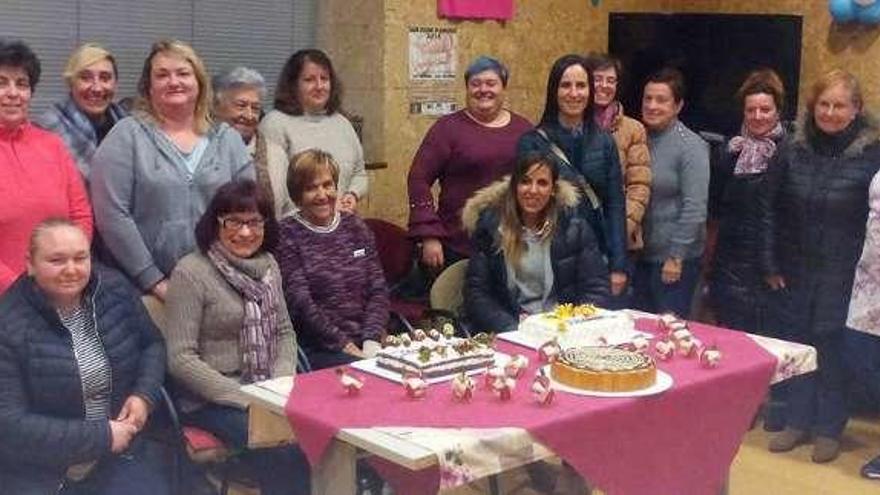 Participantes en el curso de tartas de la Asociación de Amandi.