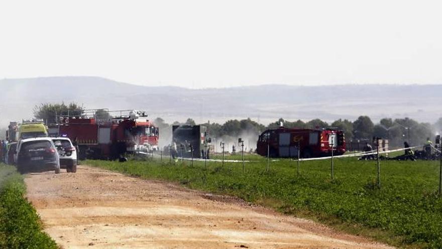 Els equips d&#039;emergències a la zona on va tenir l&#039;accident l&#039;avió militar