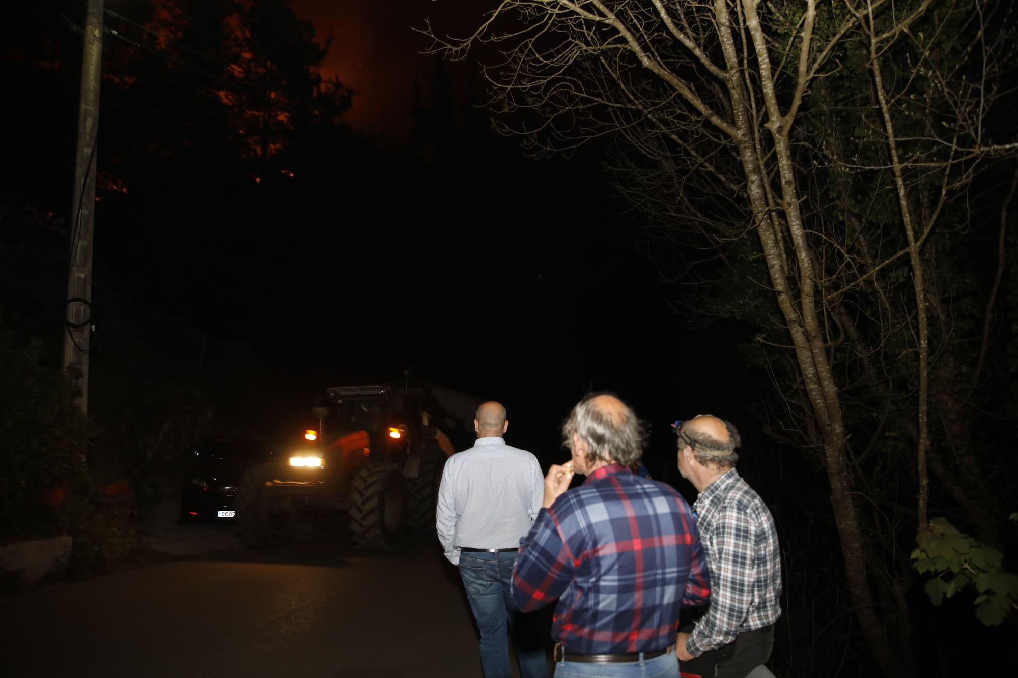 EN IMÁGENES: bomberos, vecinos y la UME luchan contra el preocupante incendio en Tineo